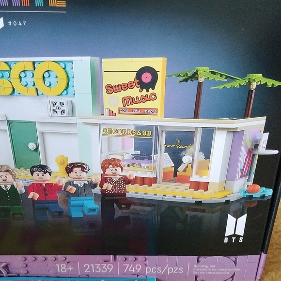 Lego BTS Dynamite Set 21338 + Ultimate Army Guide Centennial Special Edition Mag - Picture 6 of 16